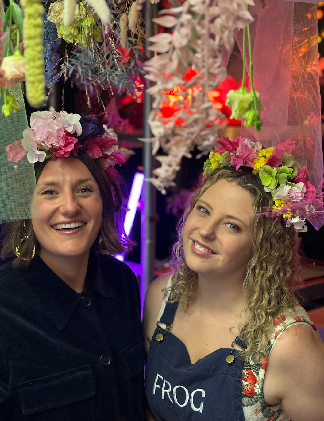 Last day, the students wear gorgeous statements crowns, under the installation